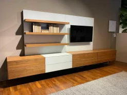 Wohnwand Soma Korpus Innen Lack Matt Graphit Korpus Außen Nussbaum mit Beleuchtung