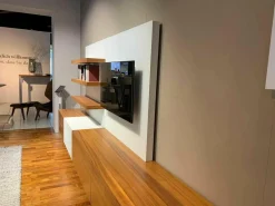 Wohnwand Soma Korpus Innen Lack Matt Graphit Korpus Außen Nussbaum mit Beleuchtung