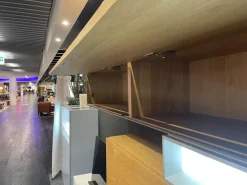 Wohnwand Tetrim A Korpus Und Front Lack Reinweiß Weiß Und Eiche Natur Rahmen Silberfarbig Mit LED Beleuchtung