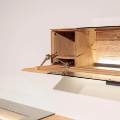 Wohnwand Vera 7210W Kerneiche Umato Massiv Oberfläche Sägegrau Gebürstet Lackiert Applikation Metall Titan Mit Beleuchtung