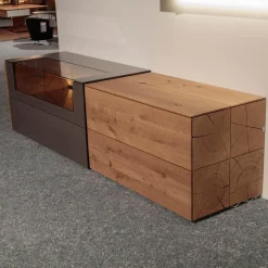 Wohnwand Vera 7210W Kerneiche Umato Massiv Oberfläche Sägegrau Gebürstet Lackiert Applikation Metall Titan Mit Beleuchtung