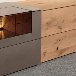 Wohnwand Vera 7210W Kerneiche Umato Massiv Oberfläche Sägegrau Gebürstet Lackiert Applikation Metall Titan Mit Beleuchtung