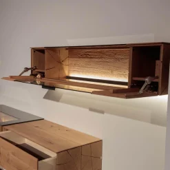 Wohnwand Vera 7210W Kerneiche Umato Massiv Oberfläche Sägegrau Gebürstet Lackiert Applikation Metall Titan Mit Beleuchtung