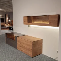 Wohnwand Vera 7210W Kerneiche Umato Massiv Oberfläche Sägegrau Gebürstet Lackiert Applikation Metall Titan Mit Beleuchtung