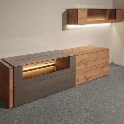 Wohnwand Vera 7210W Kerneiche Umato Massiv Oberfläche Sägegrau Gebürstet Lackiert Applikation Metall Titan Mit Beleuchtung