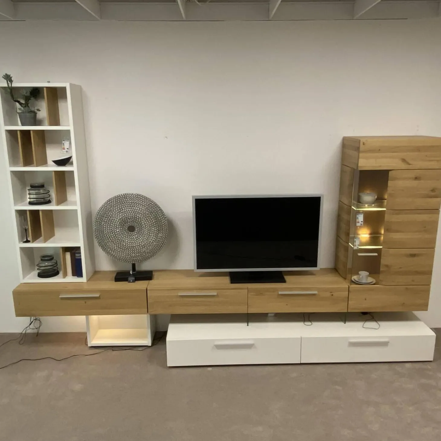 Wohnwand Vivendi Lack Weiß Matt Und Holz Asteiche Mit Glasböden Inklusive Beleuchtung