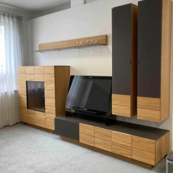 Wohnwand V-Montana Kernbuche mit Glasfronten Montegrau