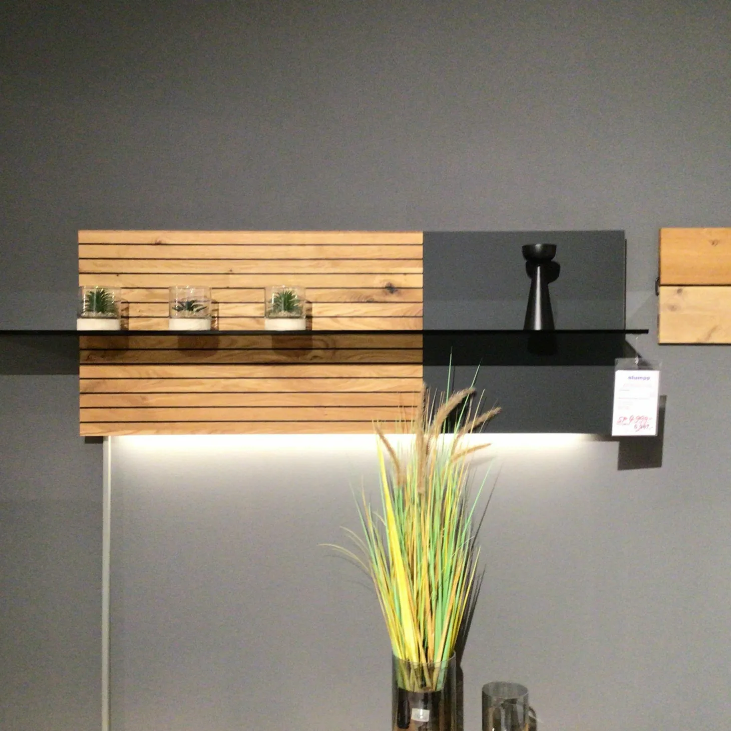 Wohnwand WK490 Baristo V18003 Asteiche Natur Front Mitte aus Farbglas Anthrazit Satiniert