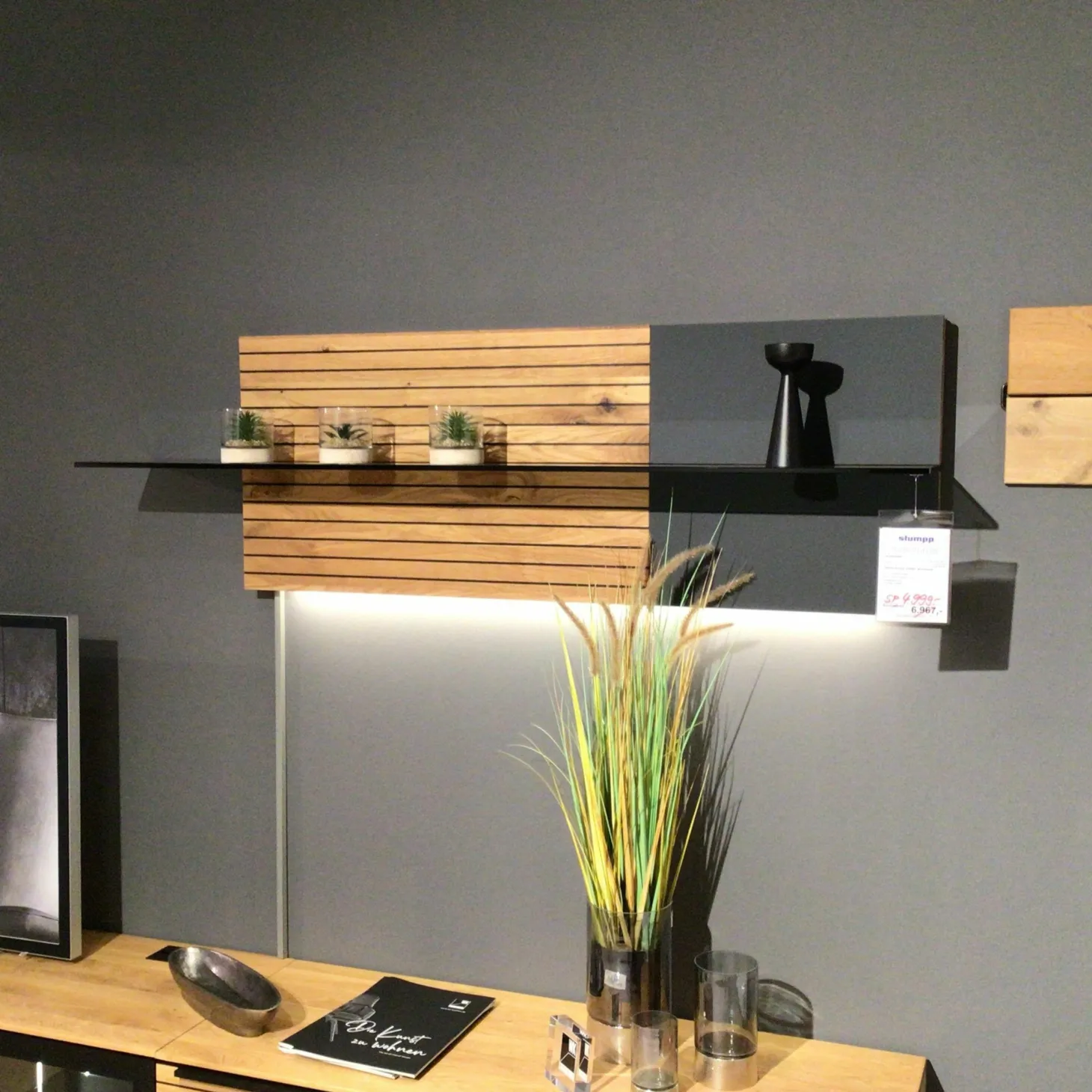 Wohnwand WK490 Baristo V18003 Asteiche Natur Front Mitte aus Farbglas Anthrazit Satiniert