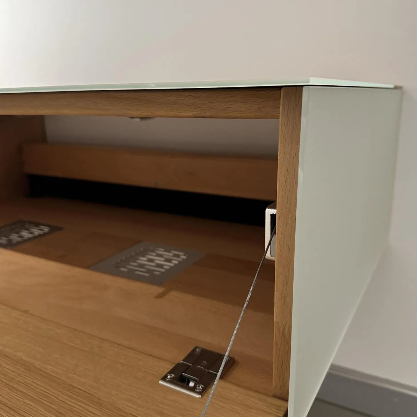 Wohwand In Eiche Weiß Geölt Fronten Glas Pearl Matt Innen Buche Mit Zwei Schubkästen Und Einer Klappe